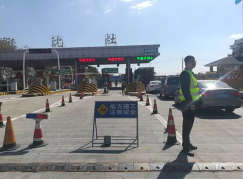 圖為南沈灶收費站地磅升級改造現(xiàn)場